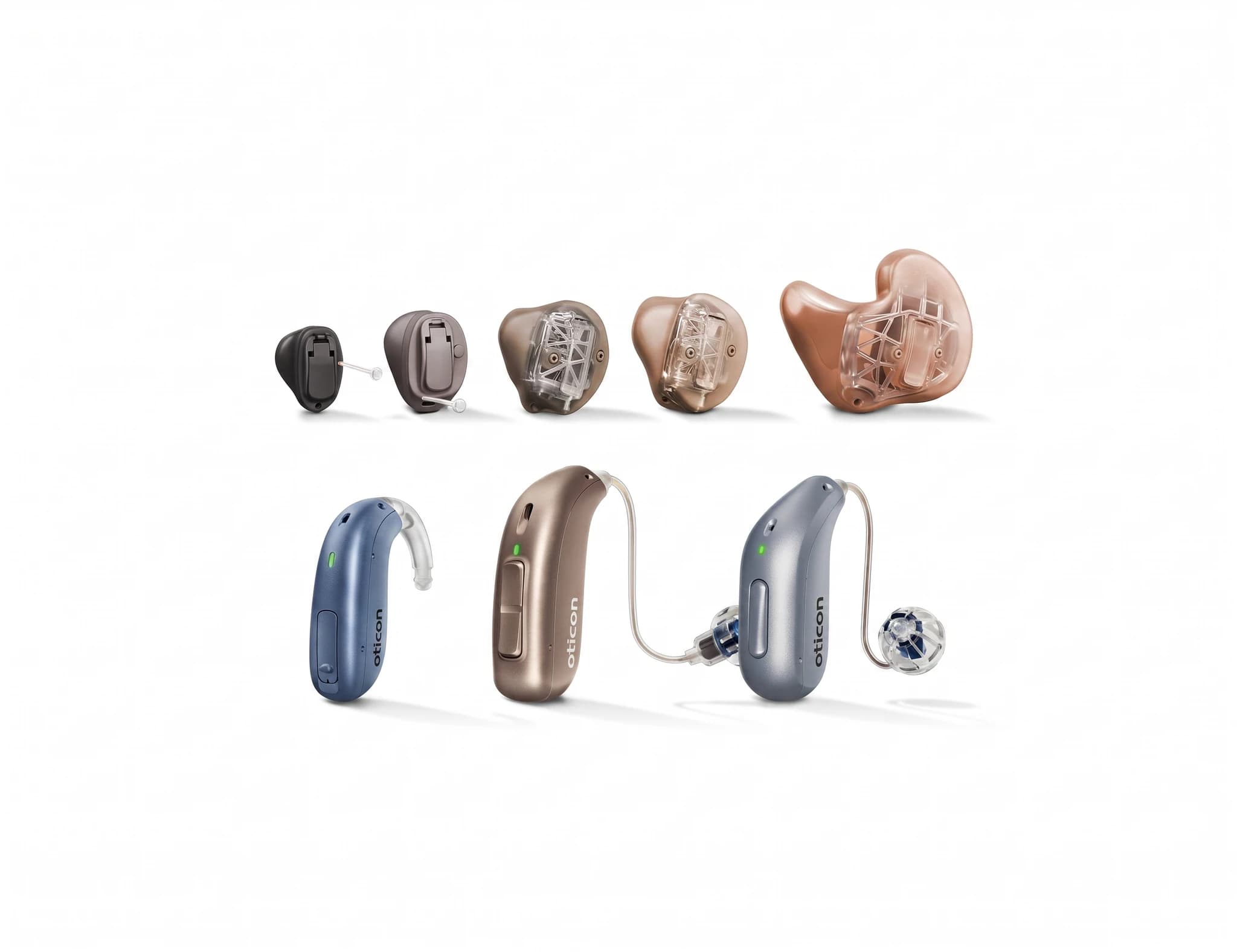 En samling av olika hörapparater, inklusive in-ear och bakom-örat modeller, arrangerade på en vit bakgrund.
