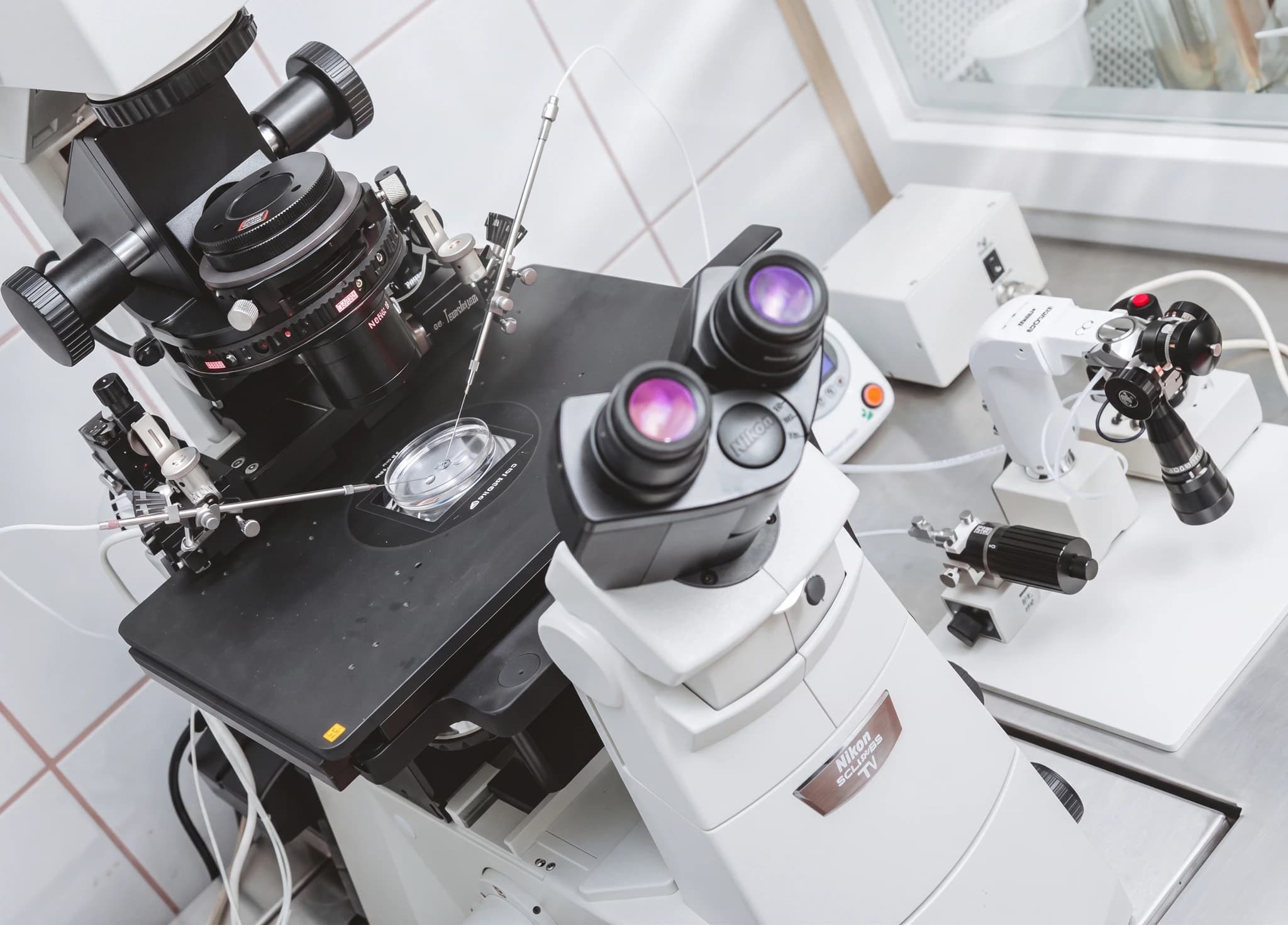IVF mikromanipulator och mikroskop i ett laboratorium