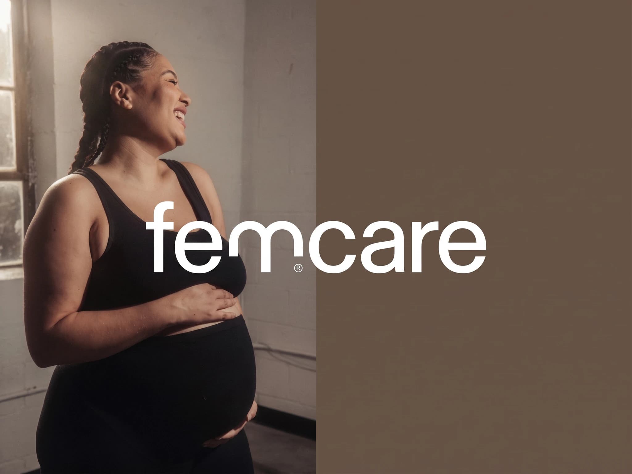 Gravid kvinna med flätor ler och håller sin mage, med Femcare-logotypen bredvid.