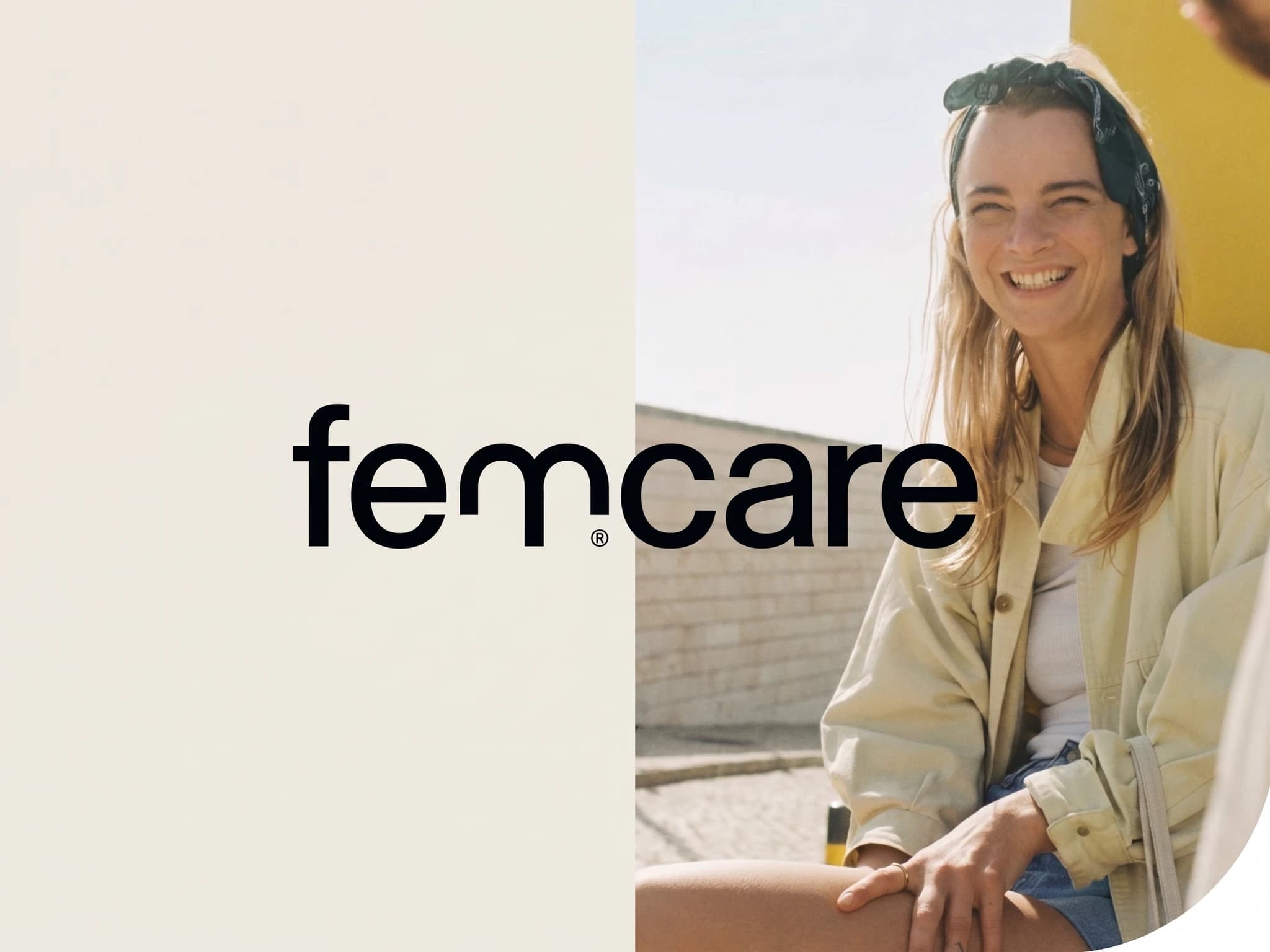 Femcare-varumärkeslogotypen på en ljus, enfärgad bakgrund.