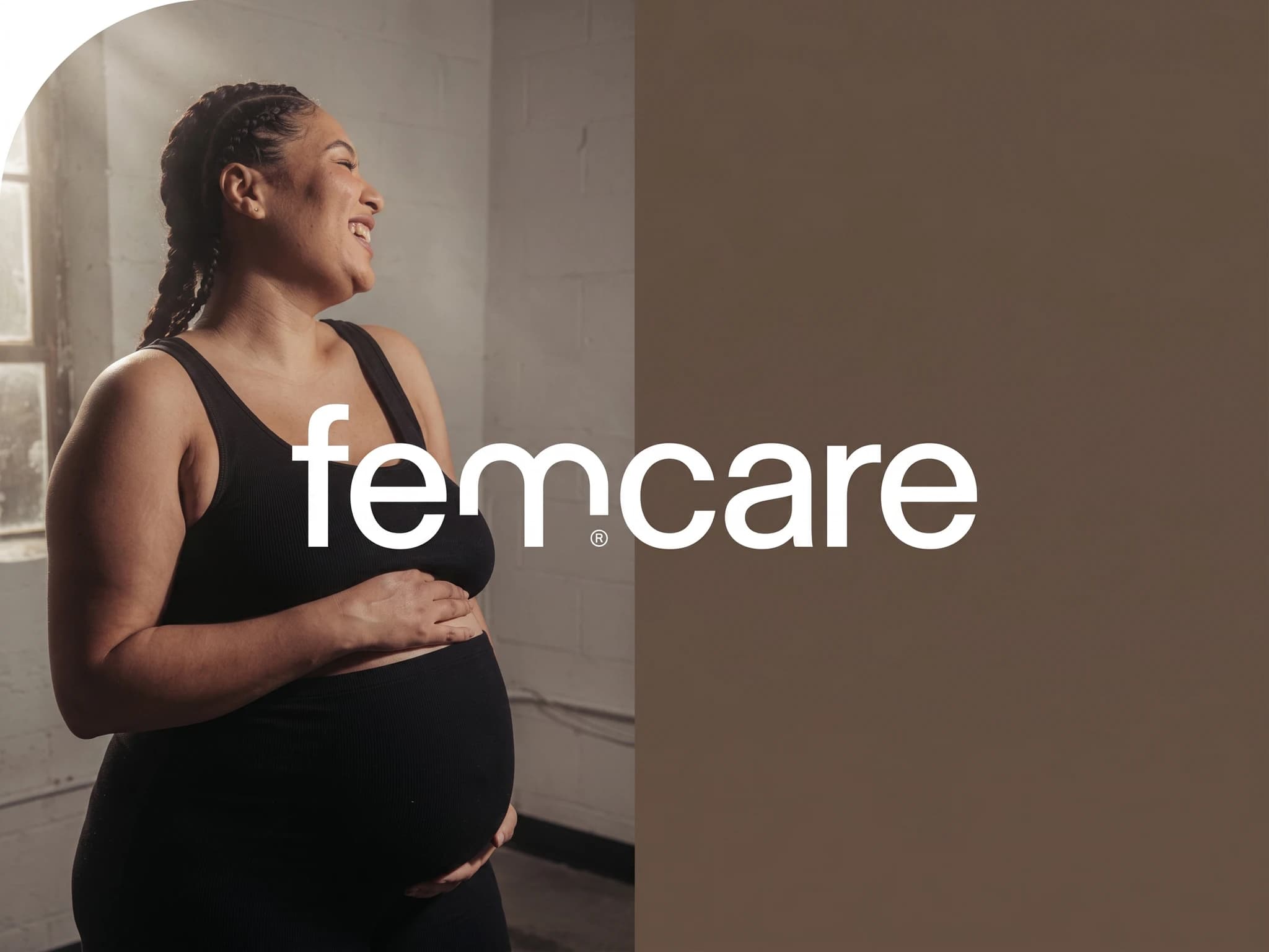 Gravid kvinna håller om magen med ett leende, med texten "femcare" bredvid.