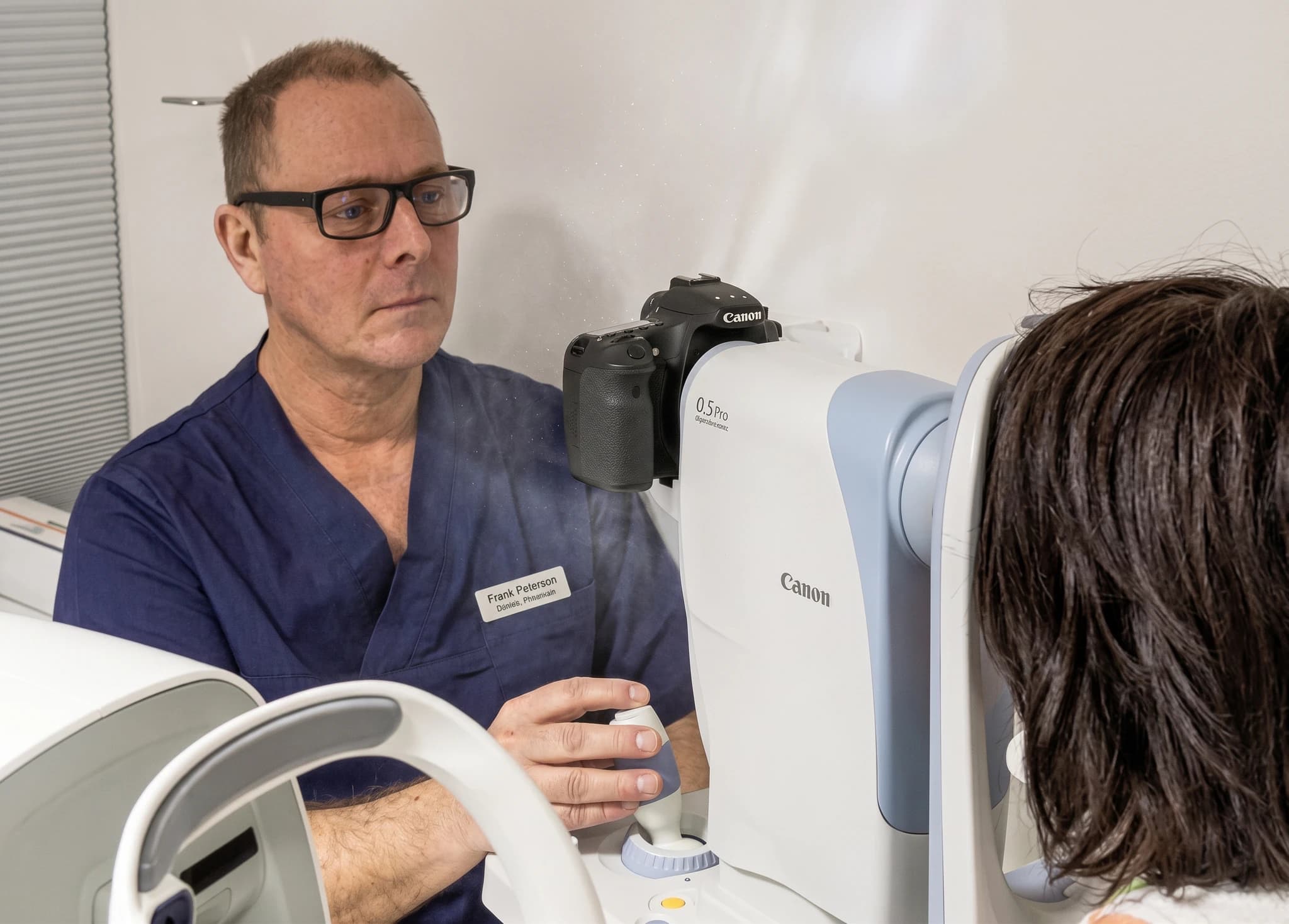 Optiker undersöker patientens öga med en professionell kamera och undersökningsutrustning.