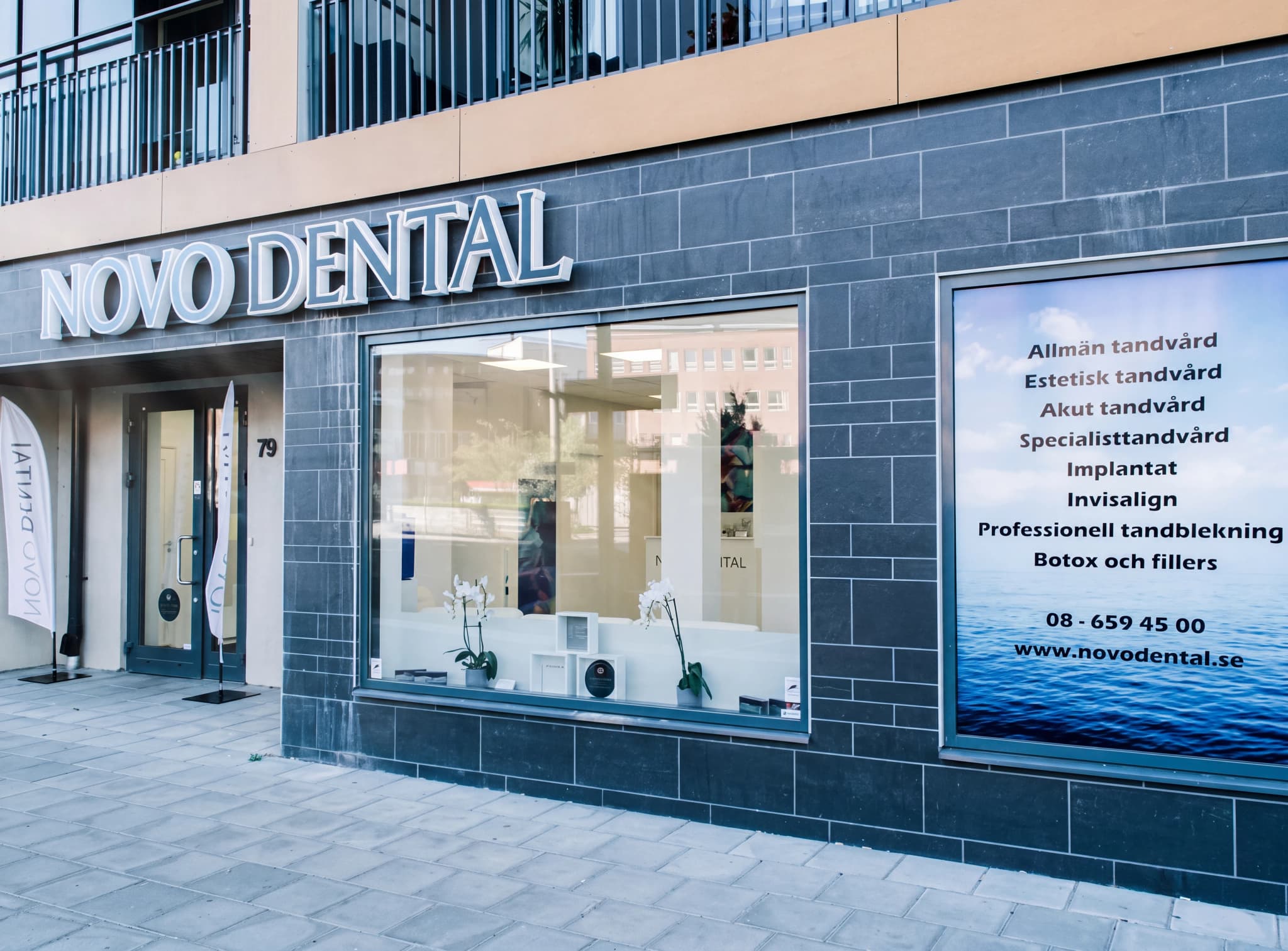 Fasadbild av tandläkarmottagningen Novo Dental med skyltning och fönster.