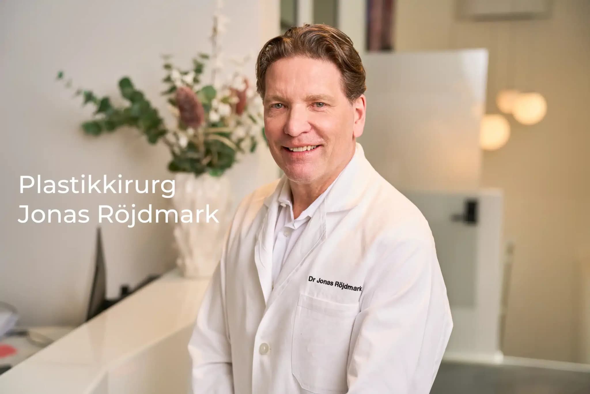Porträtt av Jonas Röjdmark, plastikkirurg, i en ljus och modern klinikmiljö.
