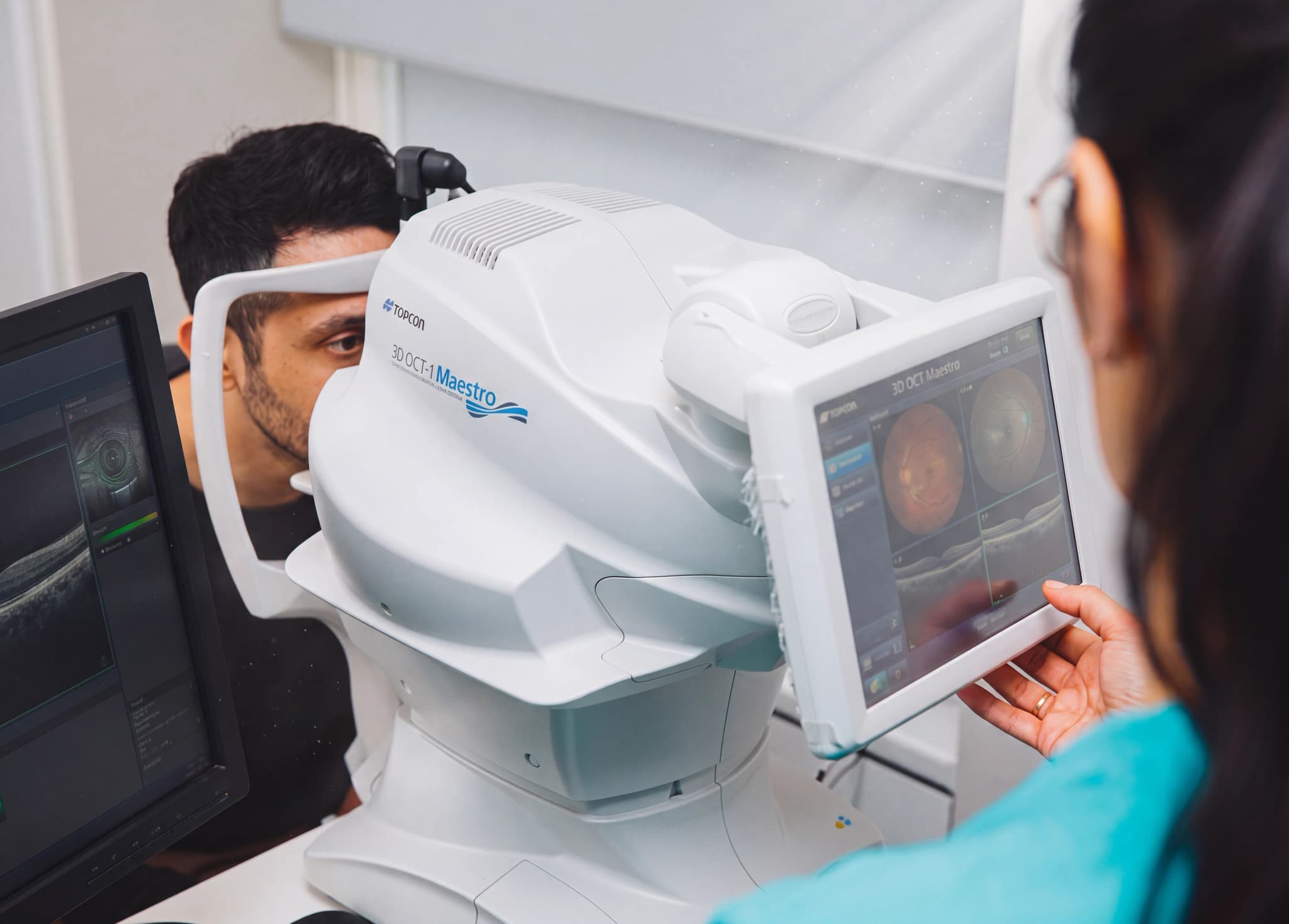 Optiker undersöker patientens öga med en ögonundersökningsmaskin.