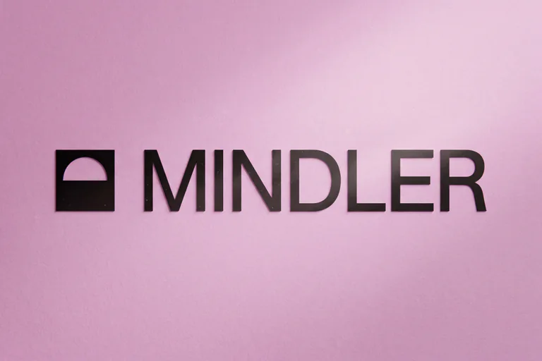 Mindlers logotyp med en svart ikon till vänster och texten "MINDLER" till höger.