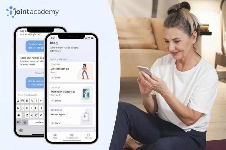Äldre kvinna använder Joint Academy-appen på sin telefon medan hon sitter på golvet i ett vardagsrum.
