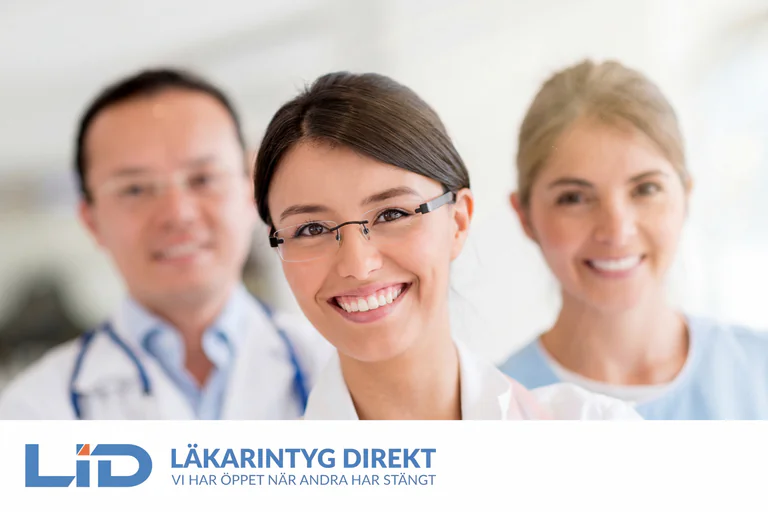 Tre leende vårdpersonal framför en vit bakgrund med texten "LID LÄKARINTYG VI HAR ÖPPET NÄR ANDRA HAR STÄNGT".