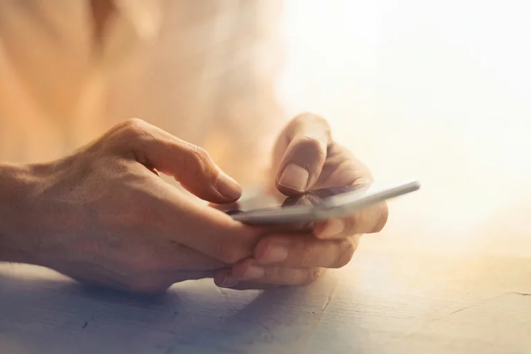 Närbild på händer som skriver på en smartphone.