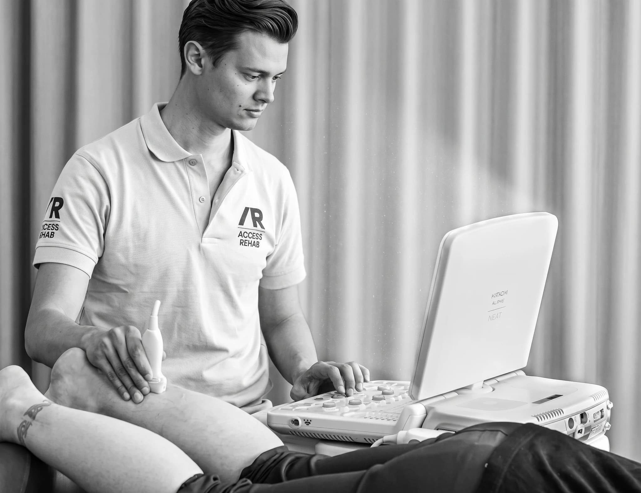 Fysioterapeut utför ultraljudsundersökning på patientens ben med ultraljudsapparat.