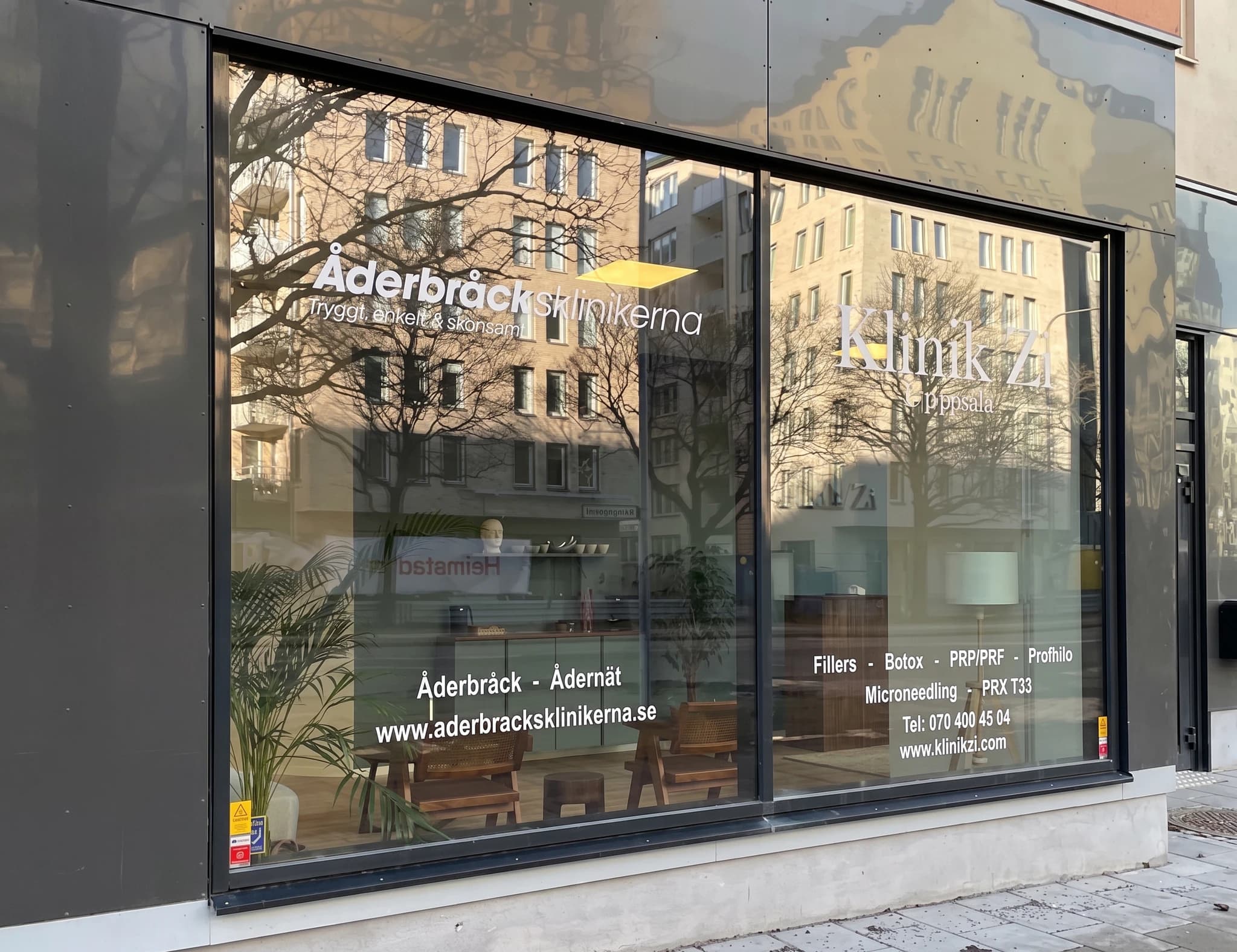 Fönstervisning av kliniken Åderbråcksklinikerna med information om tjänster som fillers, botox och microneedling.