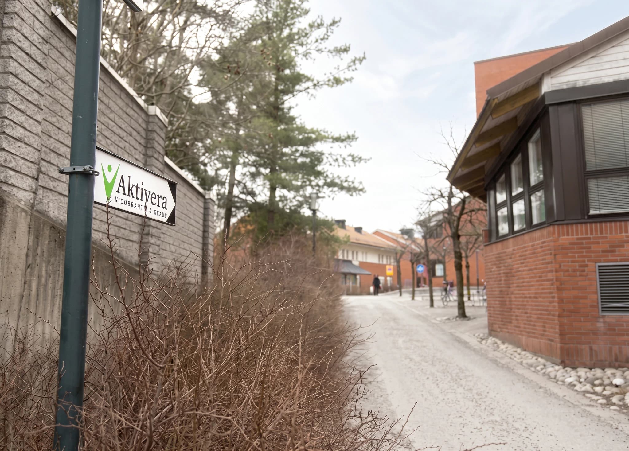 Skylt som pekar mot en byggnad med texten 'Aktivera' och en pil.