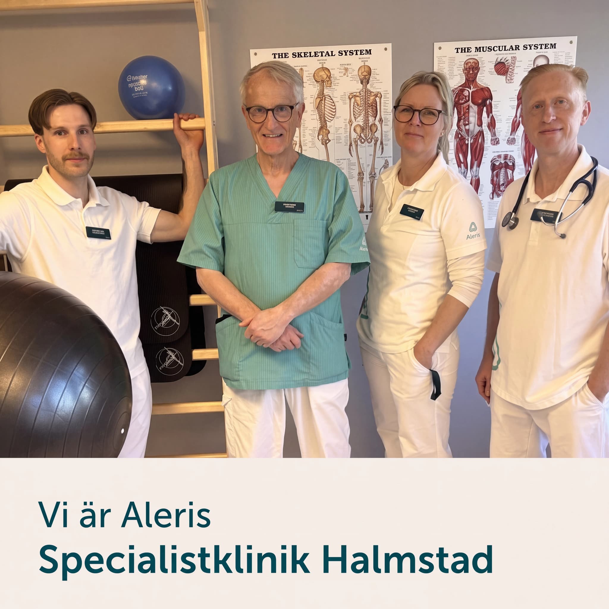 Fyra vårdpersonal som poserar framför anatomiska affischer på Aleris Specialistklinik Halmstad.