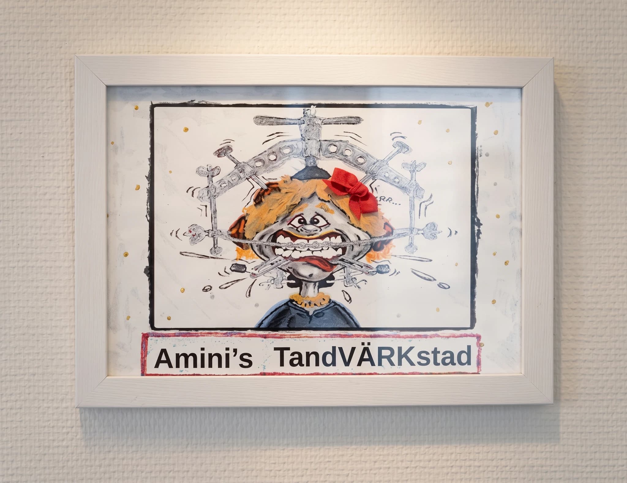 Tecknad bild av en tandläkare med extremt lidande ansikte, tandutdragare och tandvårdsverktyg runt munnen, med texten "Amini's TandVÄRKstad".