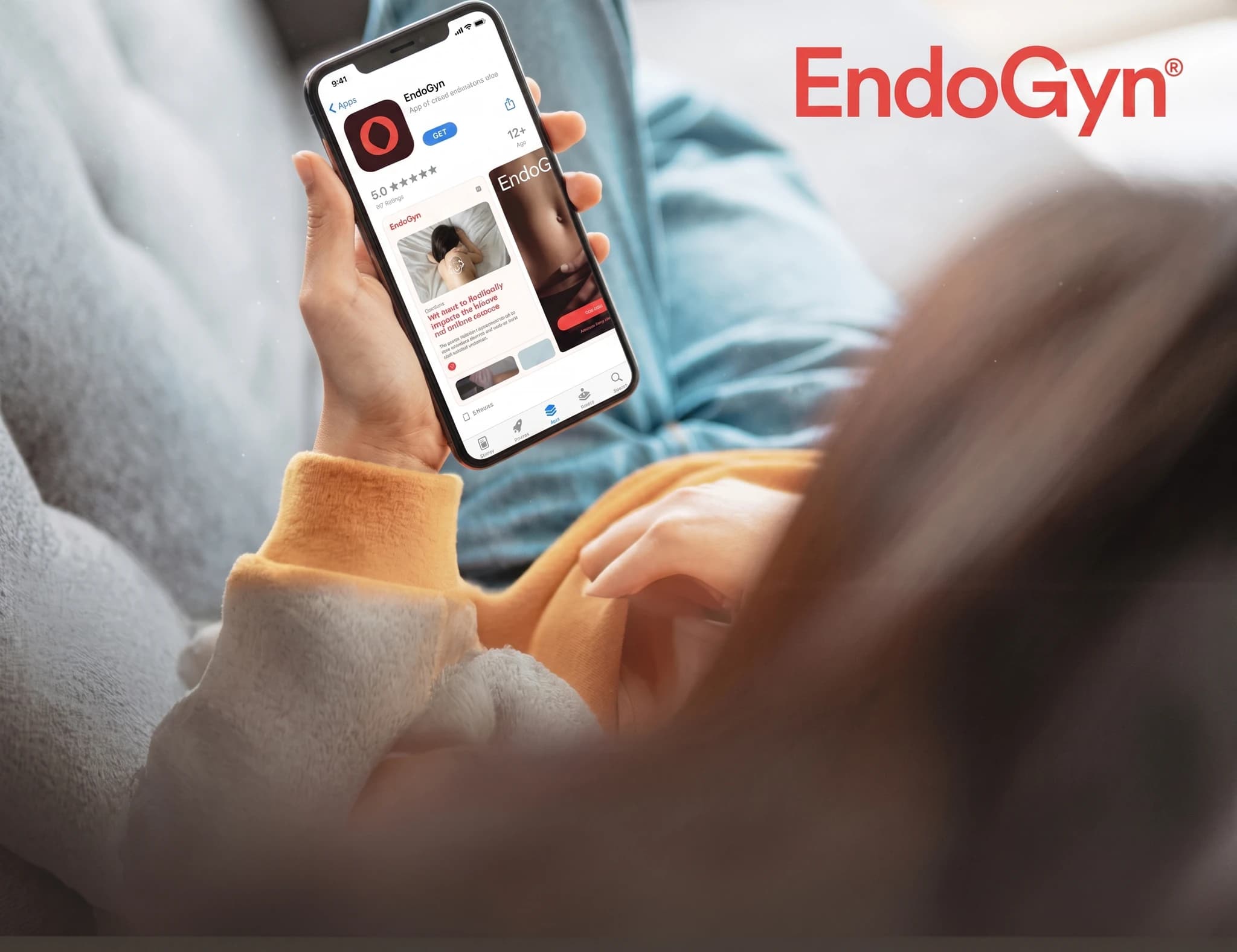 En kvinna ligger på en soffa och använder EndoGyn-appen på sin mobiltelefon.