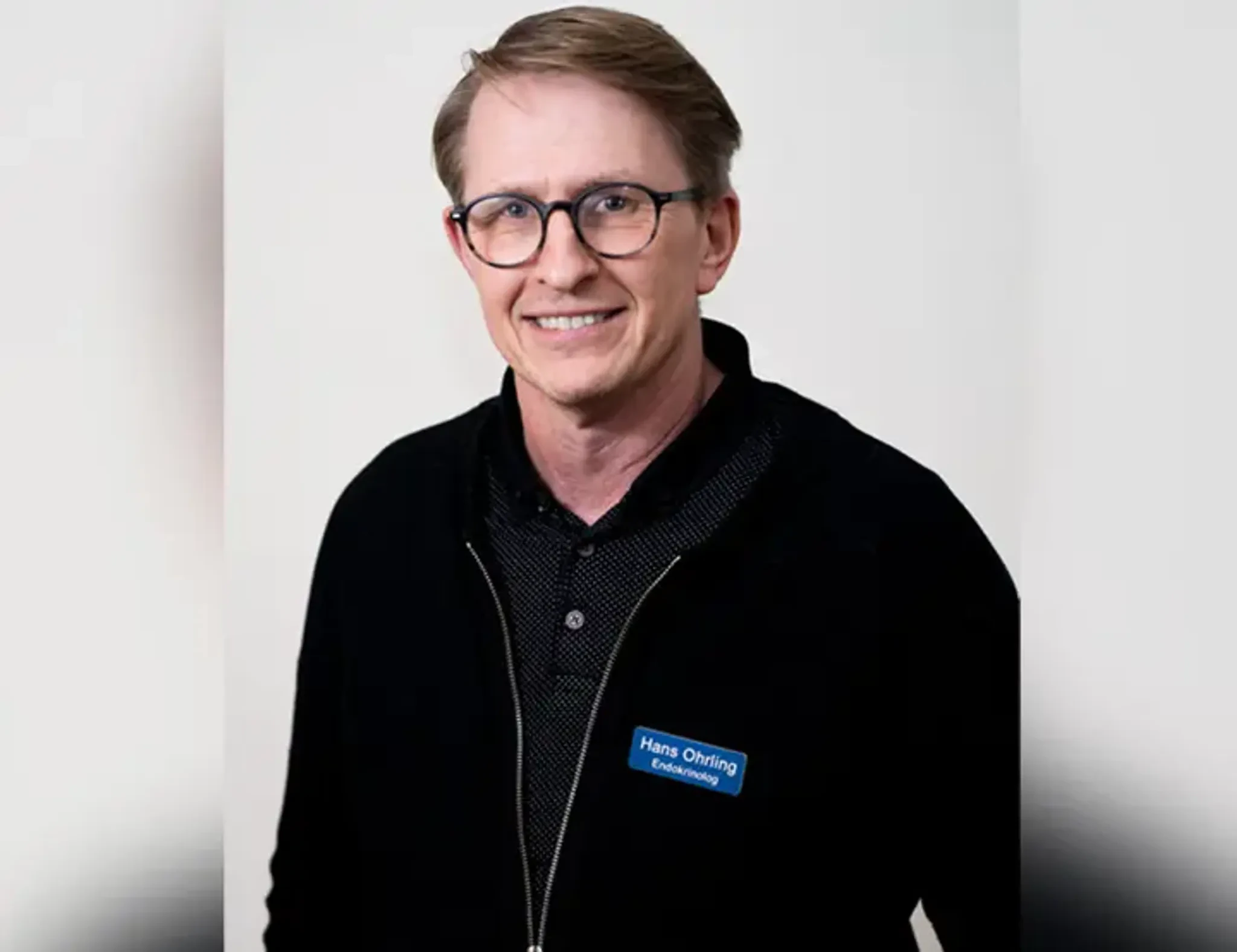 Porträtt av Hans Ohrling, endokrinolog, som ler mot kameran.