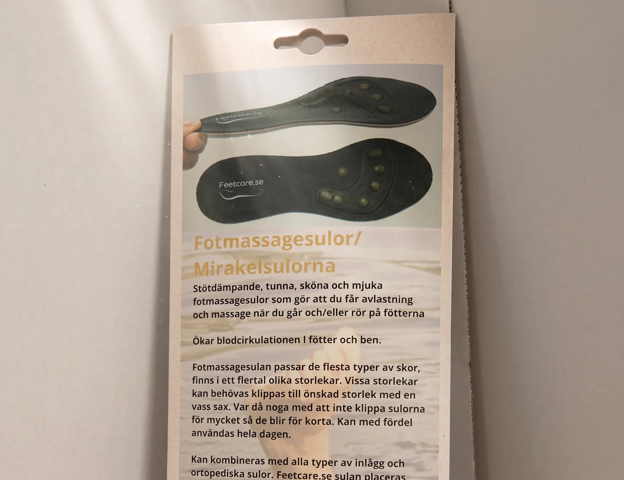 Förpackning för fotmassagesulor med bild på sulorna och produktinformation.
