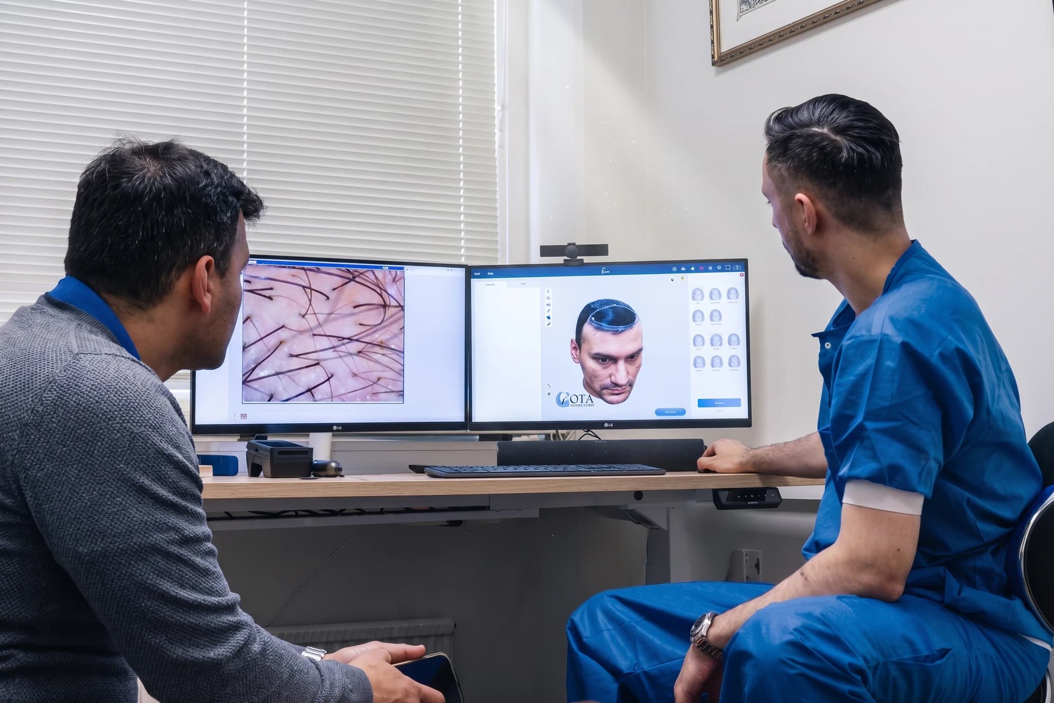 Två läkare sitter vid ett skrivbord och tittar på två datorskärmar. Den vänstra skärmen visar en närbild av hårbotten och hårstrån, medan den högra visar en 3D-modell av ett huvud och mätningar.