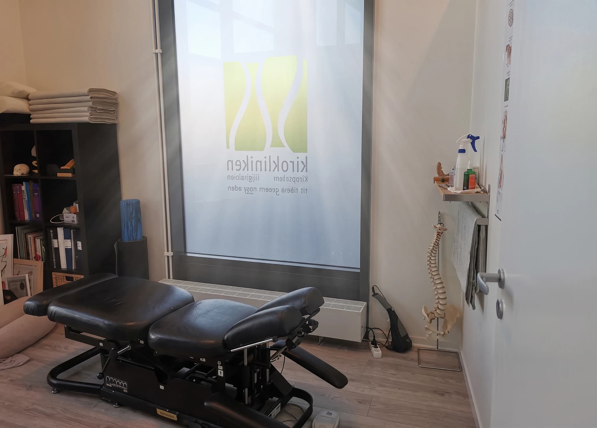 Behandlingsrummet hos Kirokliniken - Liljeholmens Kiropraktorklinik