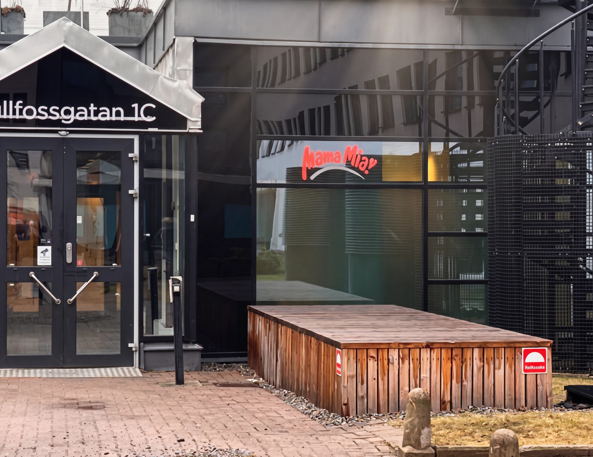 Entrén hos Mama Mia Kista Barnmorskemottagning och BVC