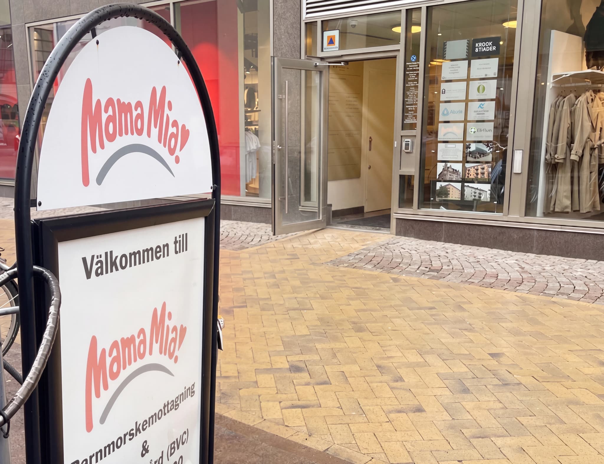 En välkomstskylt utanför Mama Mia, en barnmorskemottagning och BVC.