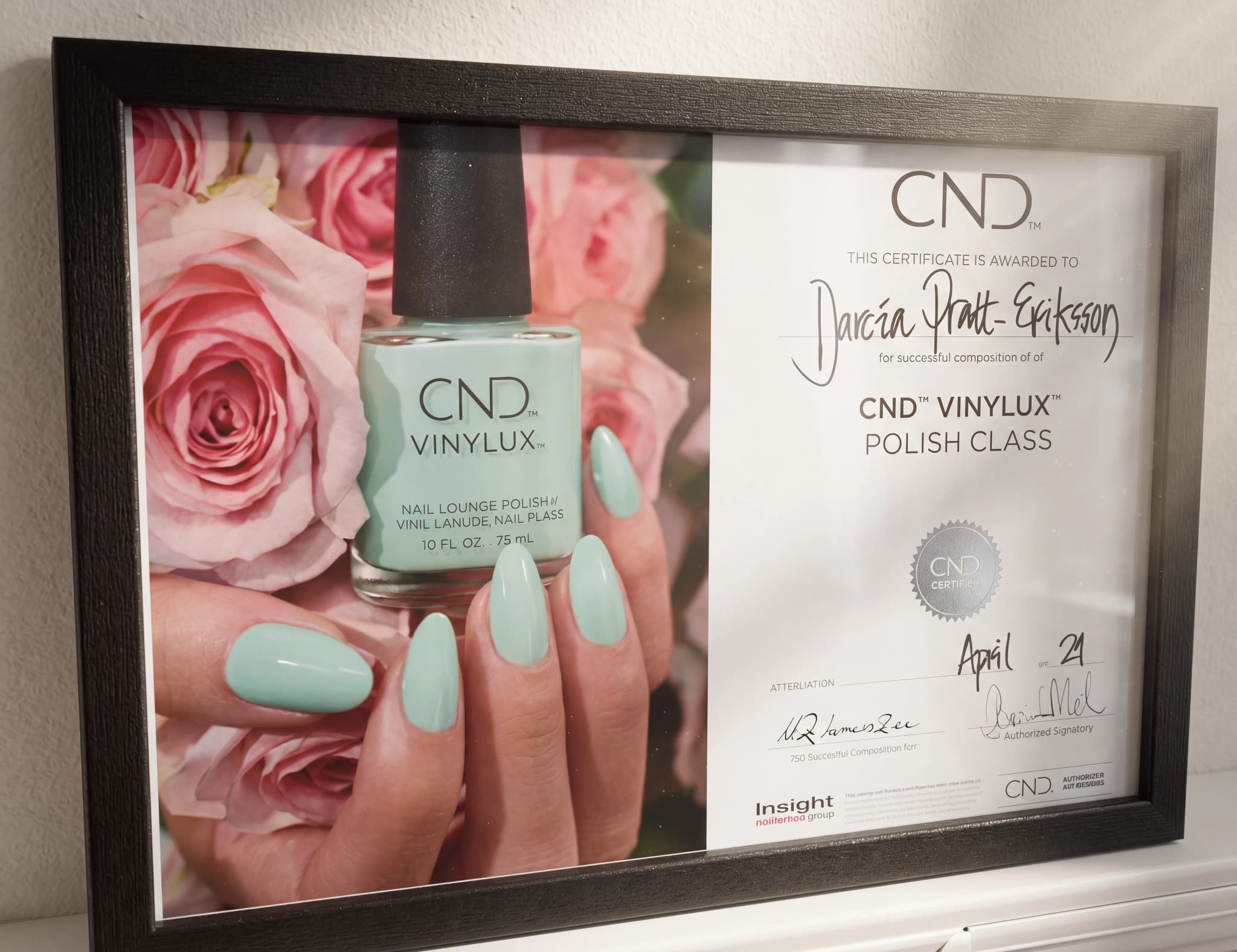 Ett certifikat för CND Vinylux Polish Class, med namnet Javeia Pratt-Eriksson, daterat 21 april.