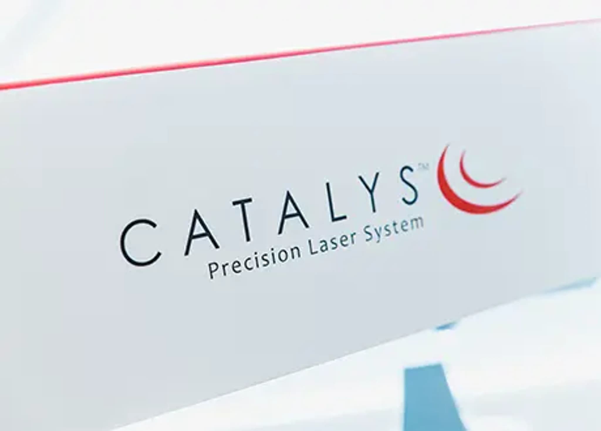 Logotyp för Catalys Precision Laser System med texten 'CATALYS' och ett stiliserat rött logotypmärke.