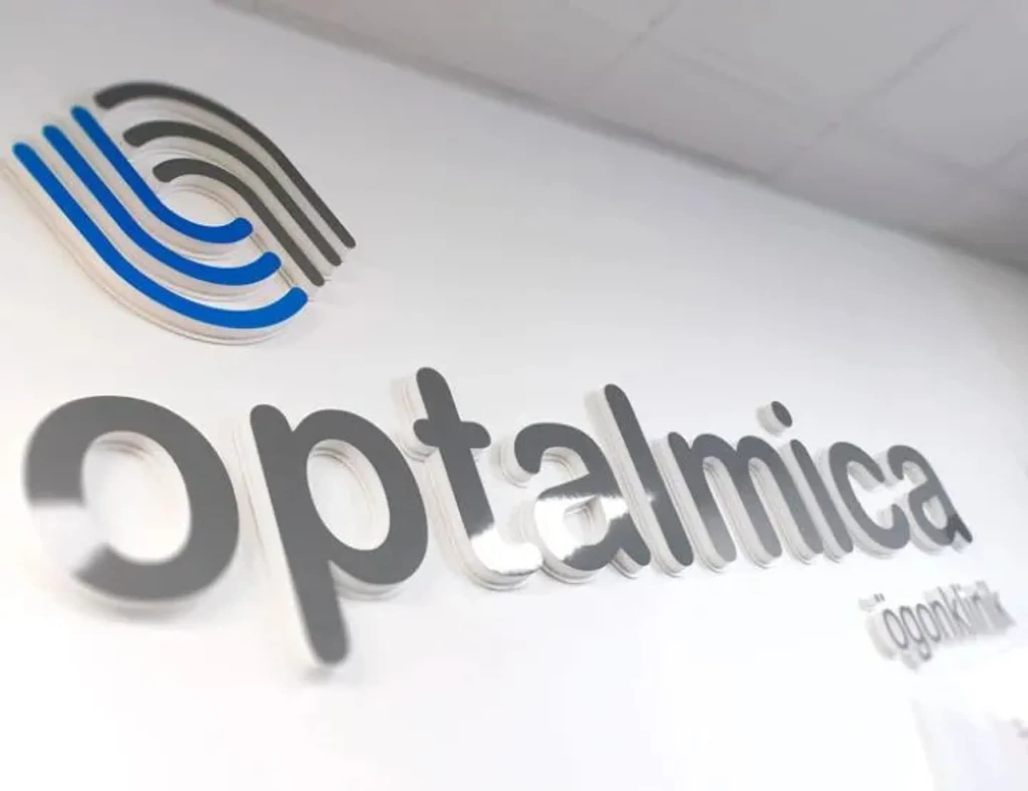 Optalmica logotyp med en stiliserad ögonsymbol ovanför.