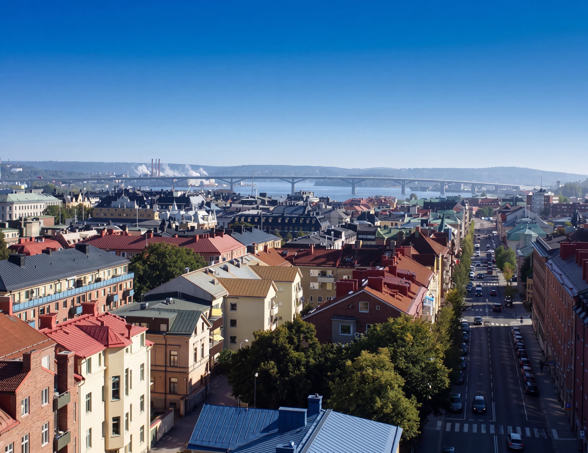 Vy över stad med en bro över vattnet och byggnader längs kajen