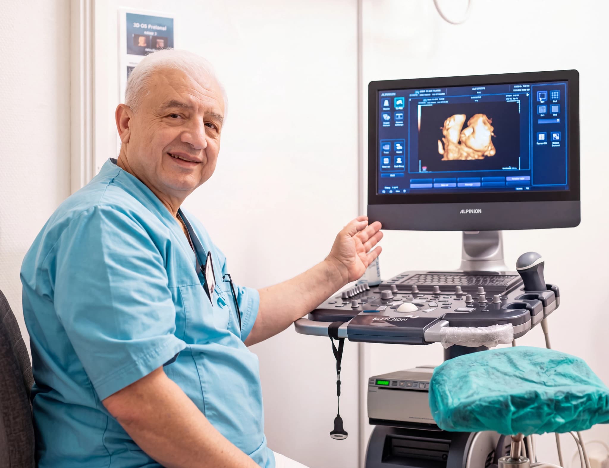 Äldre läkare i ljusblå scrubs sitter och pekar på en ultraljudsskärm som visar en 3D-bild av ett foster. Framför dem står en ultraljudsapparat.