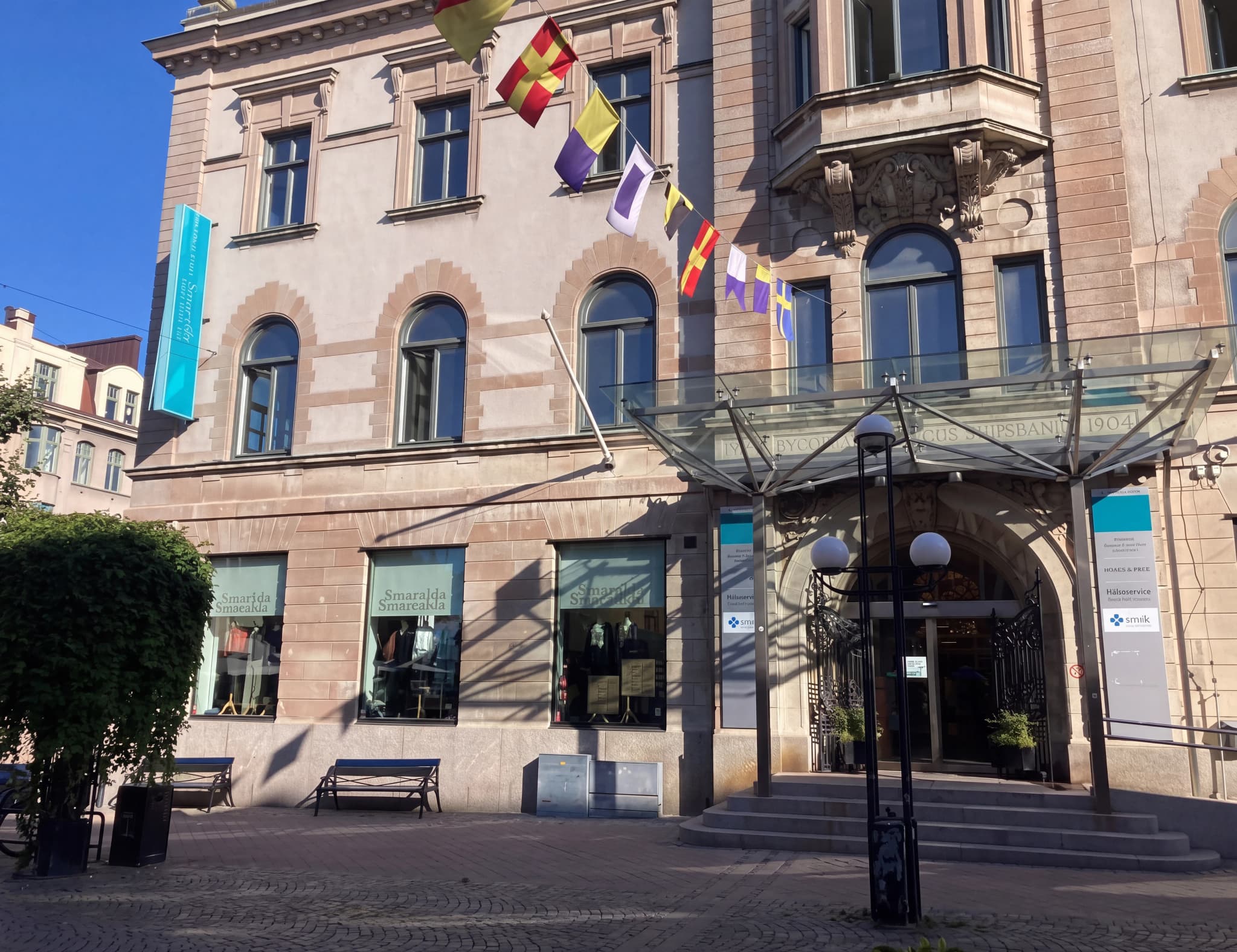 Byggnadsfasad med flaggor och entré