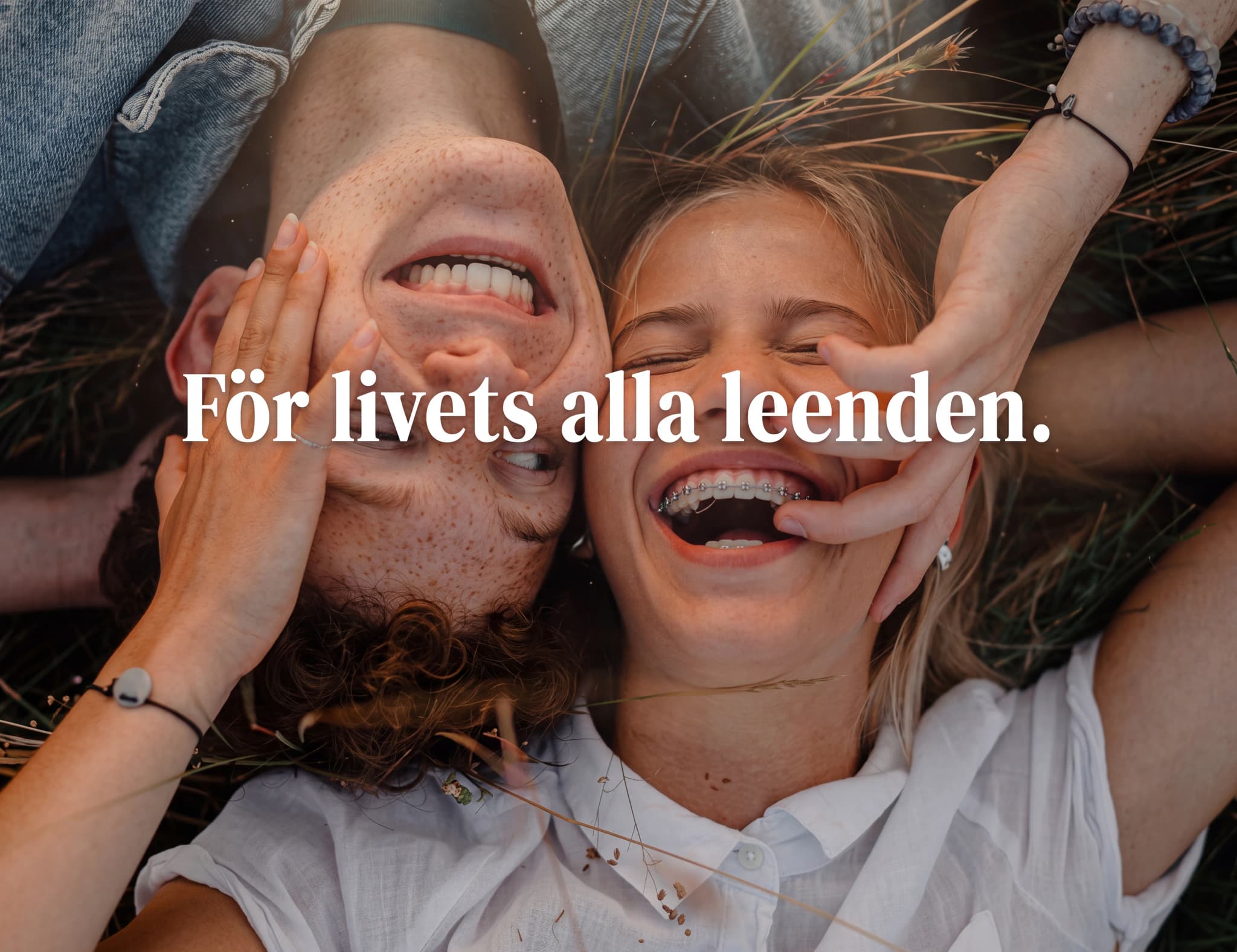 Ett par som skrattar lyckligt utomhus, med närbilder på deras ansikten.