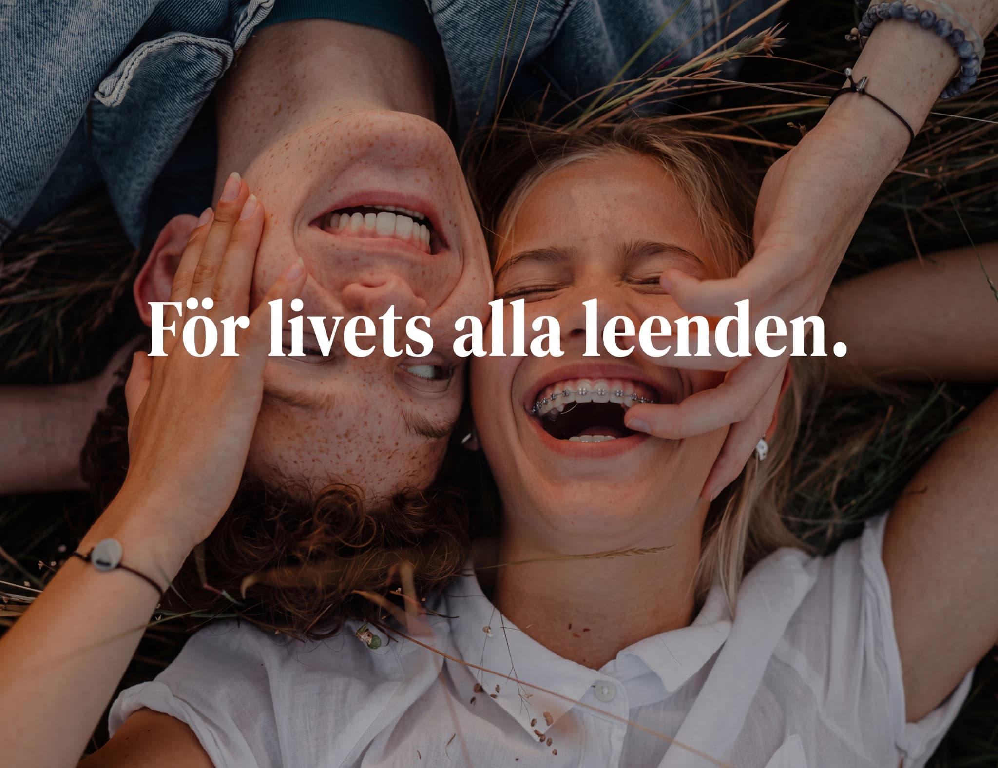 Ungt par som skrattar utomhus med texten "För livets alla leenden."