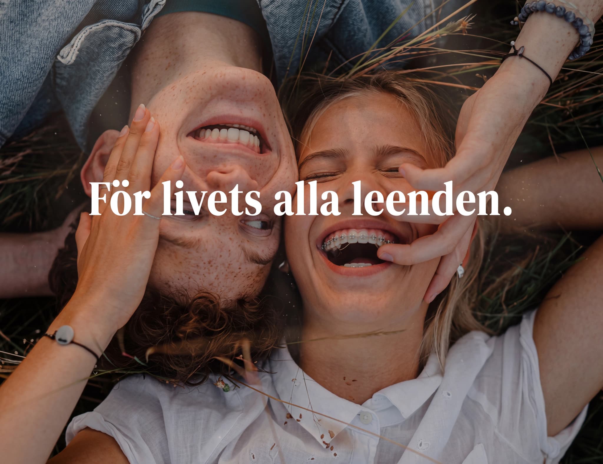 Ungt par som skrattar utomhus med texten "För livets alla leenden."