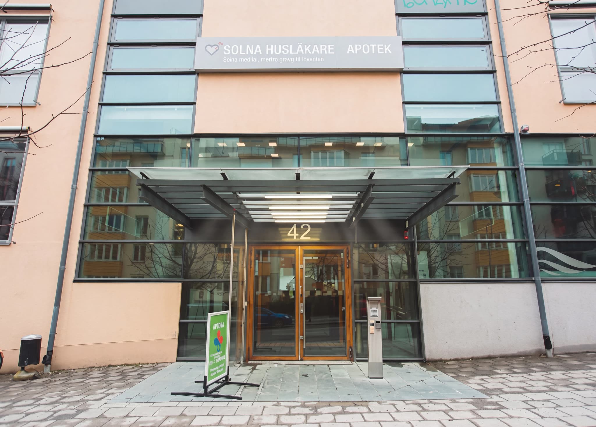 Entrén hos Solna Husläkarmottagning i Frösunda, Solna
