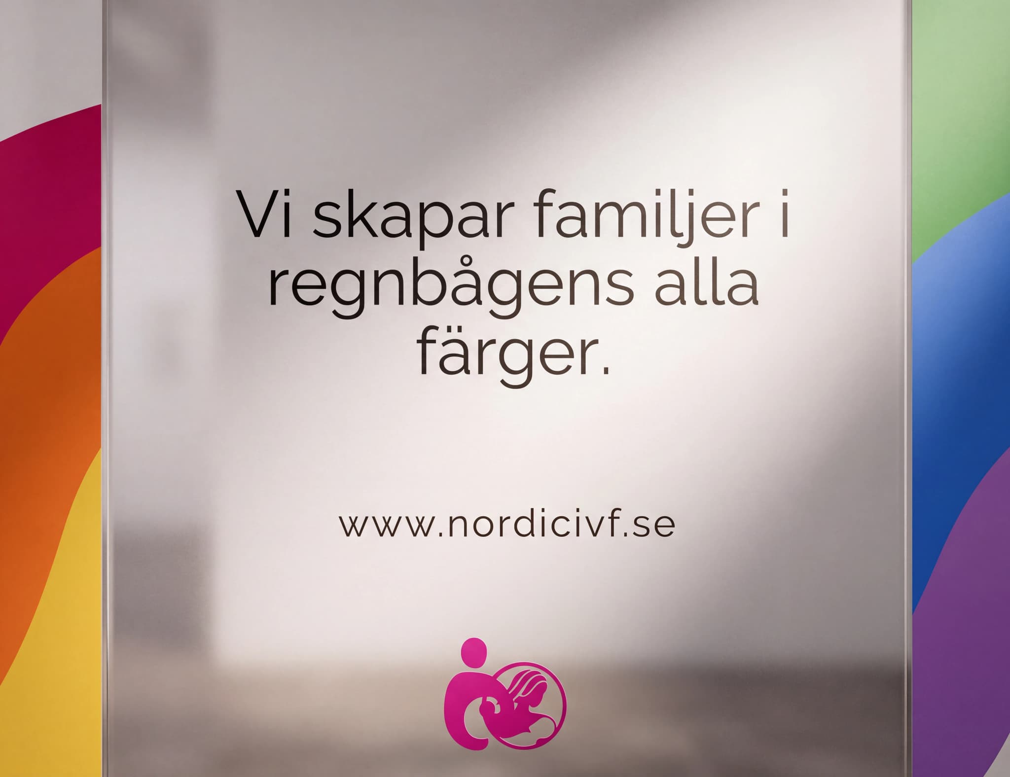 Grafik med texten 'Vi skapar familjer i regnbågens alla färger.' samt en webbadress och en ikon som symboliserar en familj. Bakgrunden har regnbågsfärger.