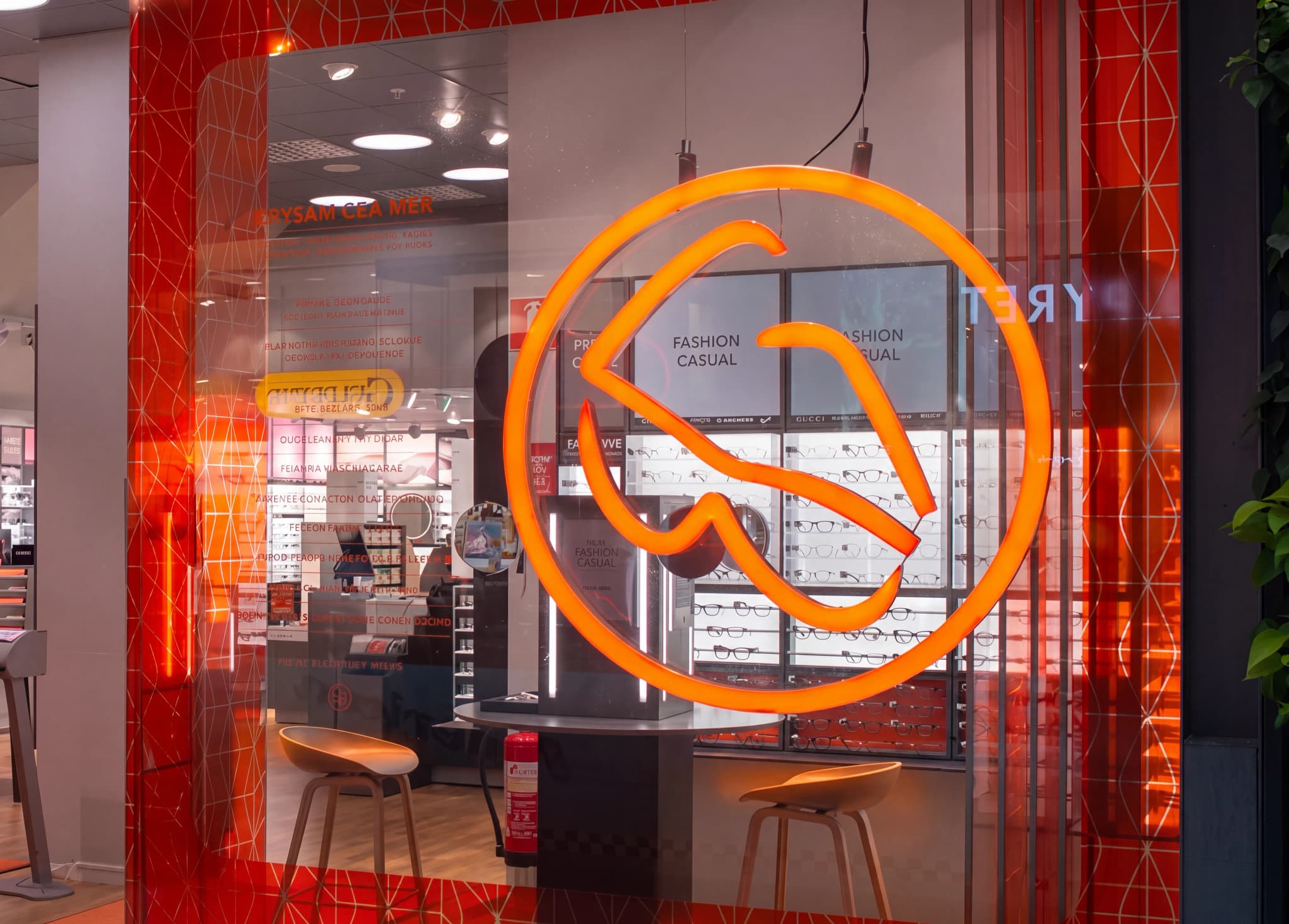 Fönsterdisplay med neonlogga och glasögon i en optikerbutik.