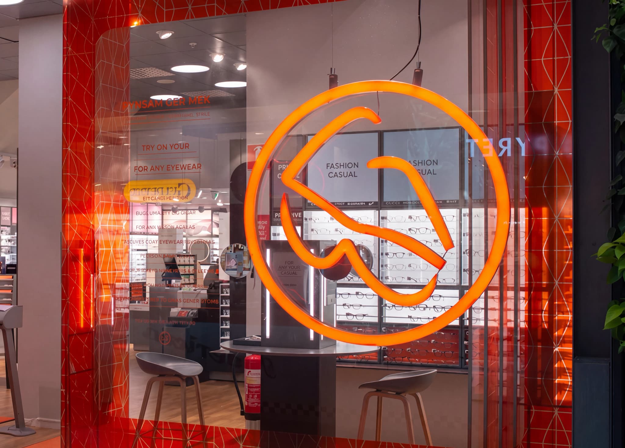 En optikbutiks skyltfönster med neonljus och glasögon som visas.