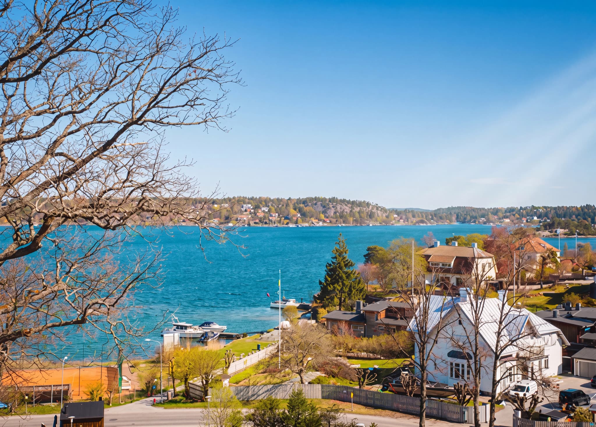 Vy över sjön med hus och träd på stranden