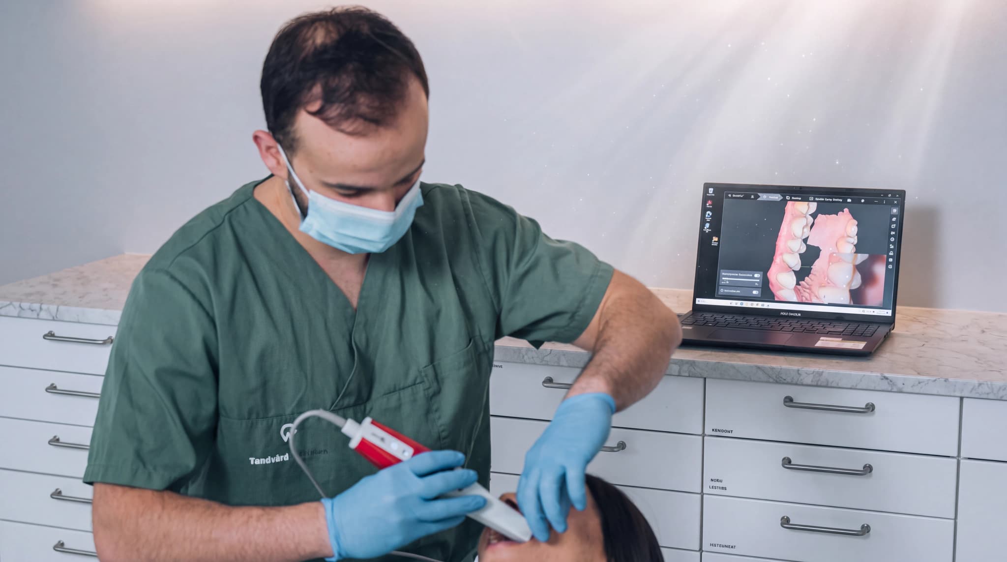 Tandläkare använder en 3D-skanner för att skanna en patients mun för en dental avbildning.