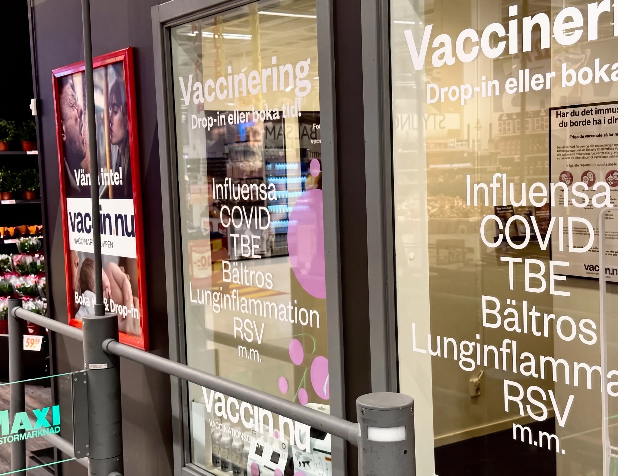 Vaccinationsinformation, inklusive typer av vaccin som influensa, covid och bältros, visas på ett butiksfönster.