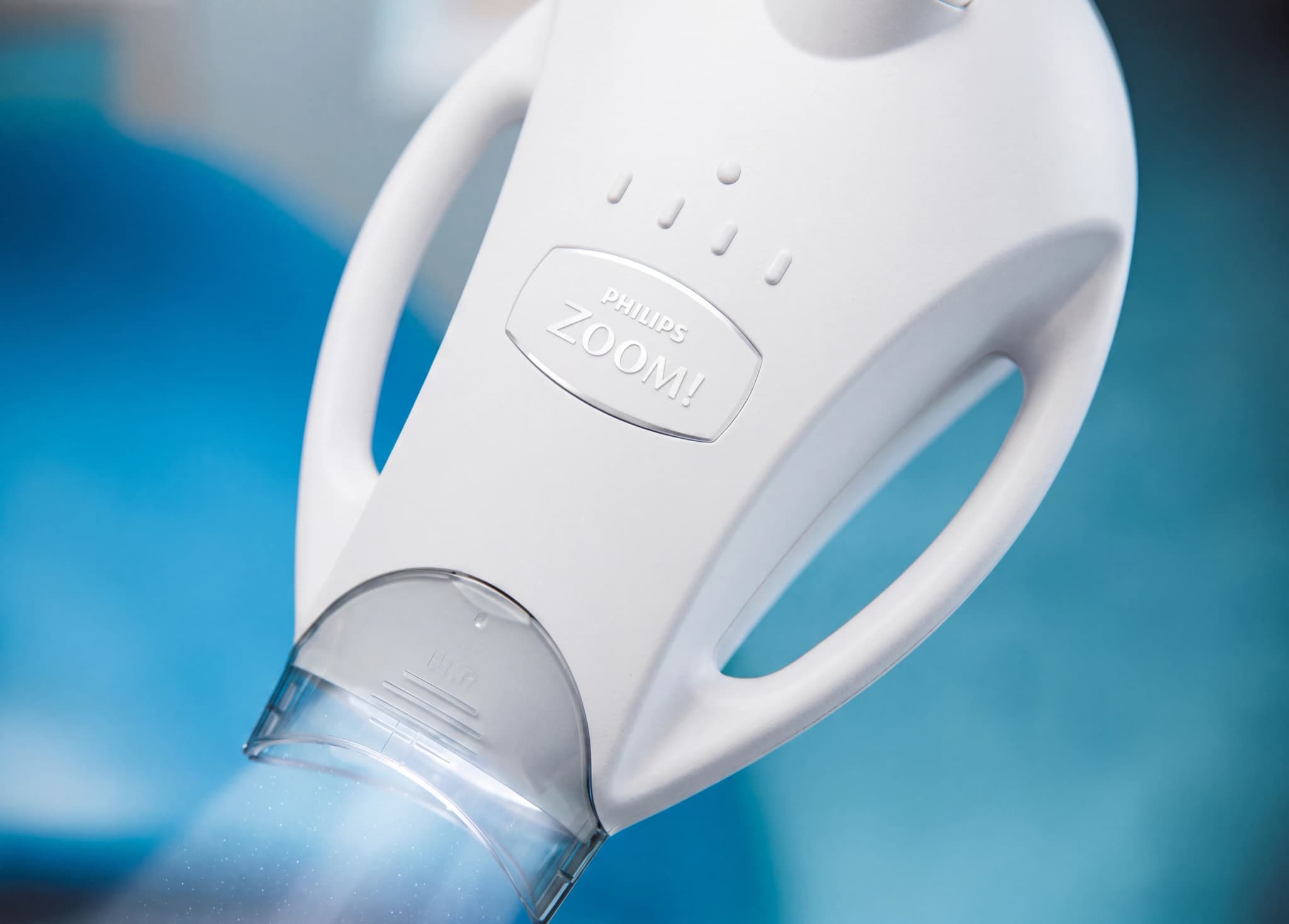 Närbild på en vit Philips Zoom-tandblekningsapparat, en medicinsk utrustning som används för att lysa upp tänder i en klinisk miljö.