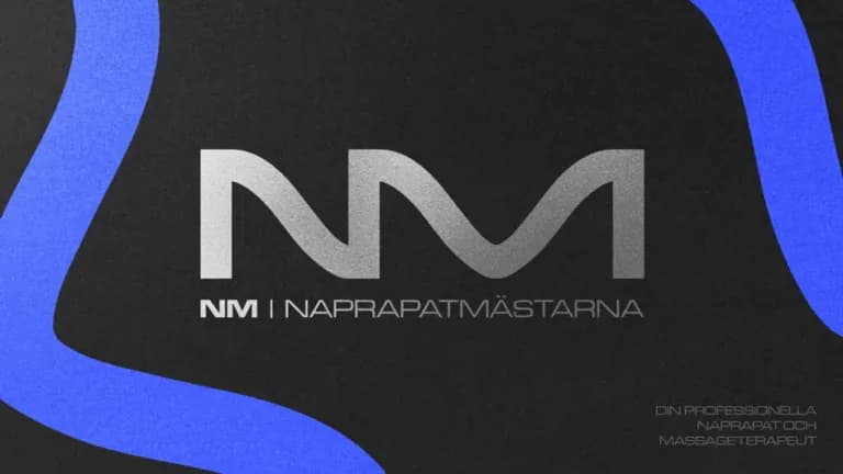 Logotyp med texten NM I NAPRAPATMÄSTARNA och "DIN PROFESSIONELLA NAPRAPAT OCH MASSAGETERAPEUT" på en mörk bakgrund med blå accenter.