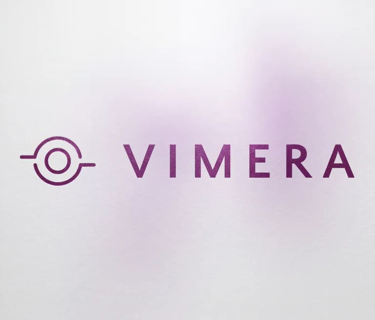 Vimera logotyp och ordmärke i lila färg mot vit bakgrund.