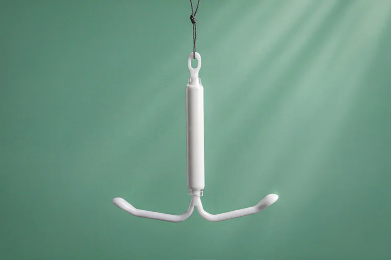 En bild på en intrauterin anordning (spiral) för preventivmedel.