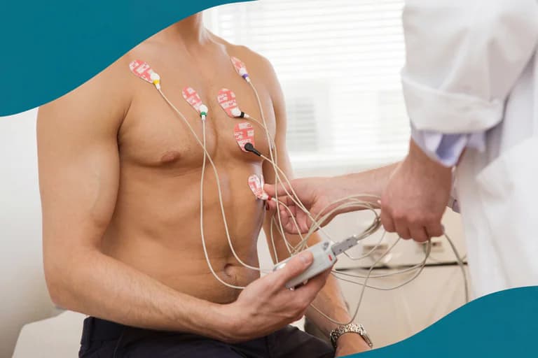 Patient med EKG-elektroder fästa på bröstet kopplade till medicinsk utrustning, med en hand som håller i utrustningen.