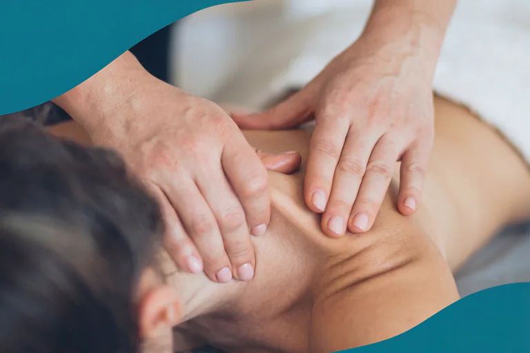 En massageterapeut masserar nacken och axlarna på en person.