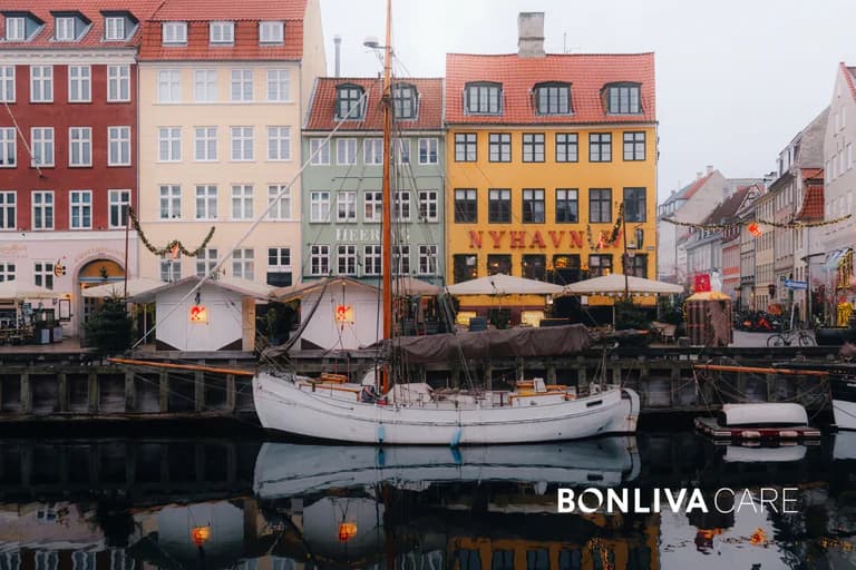 Färgglada byggnader och en segelbåt på vattnet, Nyhavn, Köpenhamn.