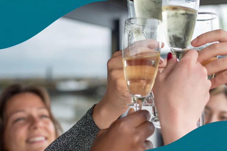 En grupp människor höjer glasen för att skåla med champagne under en fest.