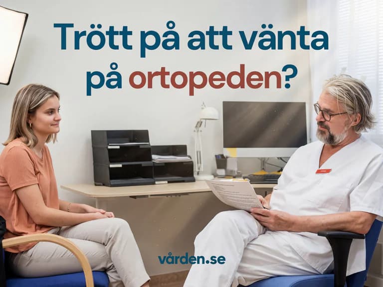 Läkare i vit rock sitter och håller i papper och talar med en kvinna som sitter i en stol i ett undersökningsrum.